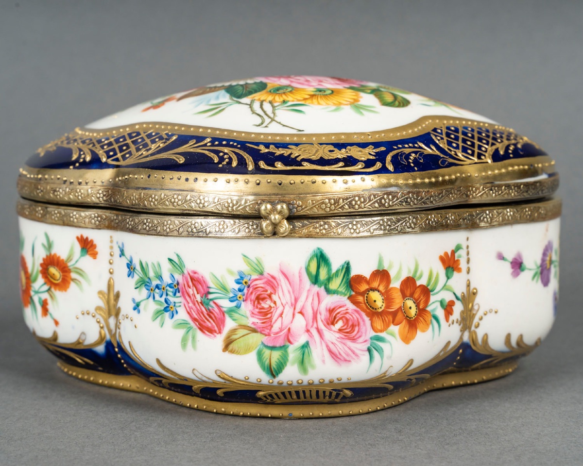 Un petit coffret à bijoux en porcelaine et bronze doré, fin du XIXe siècle — 11