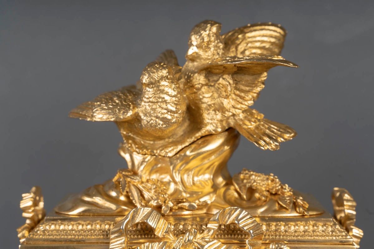 Une garniture de cheminée en bronze doré et marbre blanc, XIXe siècle — 8