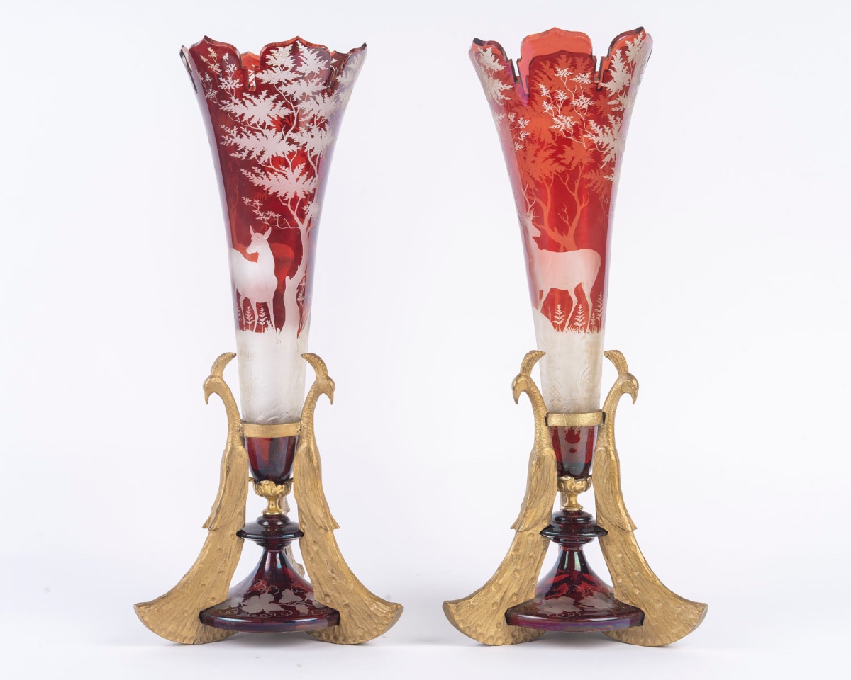 Une paire de vases en cristal de Bohême rouge, fin du XIXe siècle