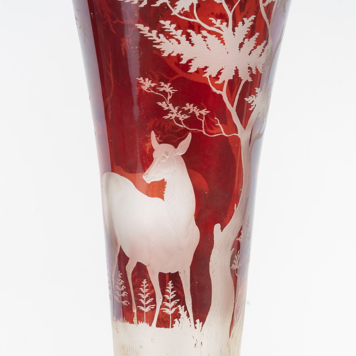 Une paire de vases en cristal de Bohême rouge, fin du XIXe siècle — 7