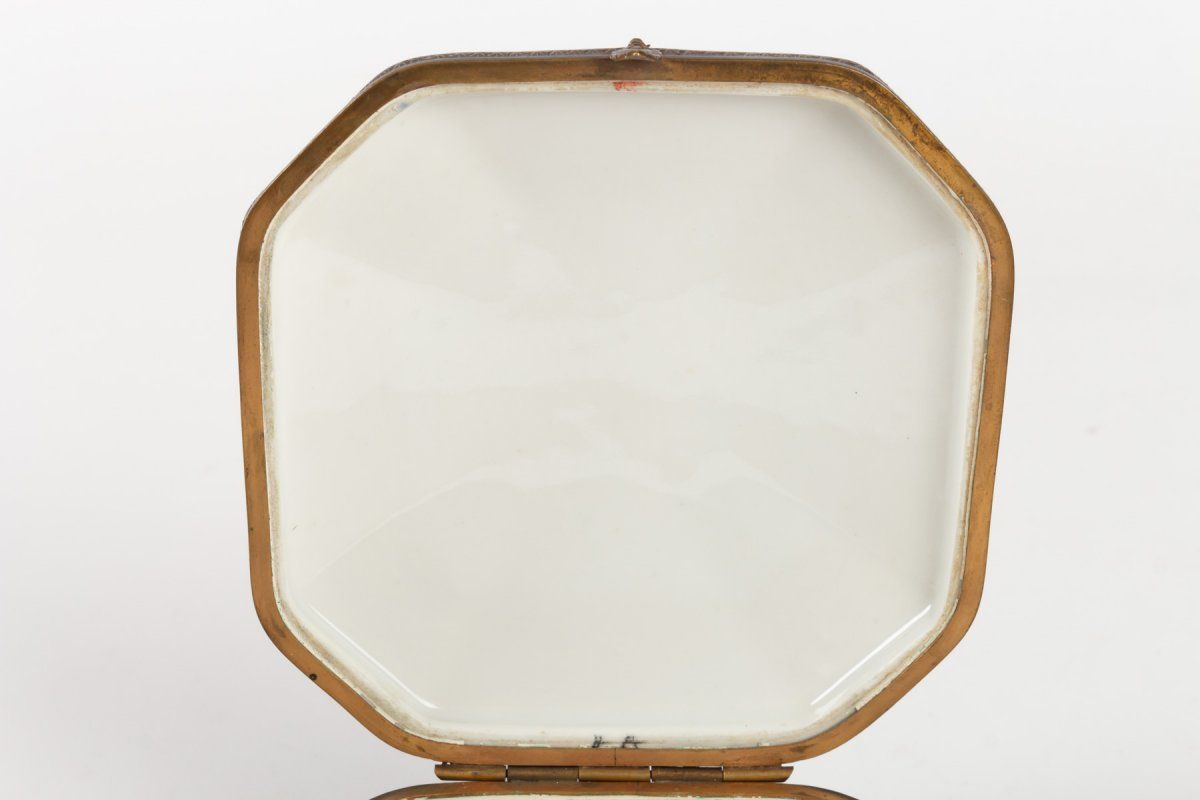 Coffret en porcelaine et Monture en Laiton, époque Napoléon III, signé Marcy Limoges. — 7