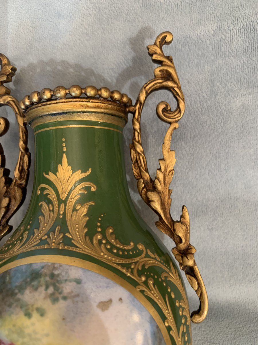 Paire de vases en porcelaine de Sèvres à décor de scènes galantes, époque Napoléon III — 7