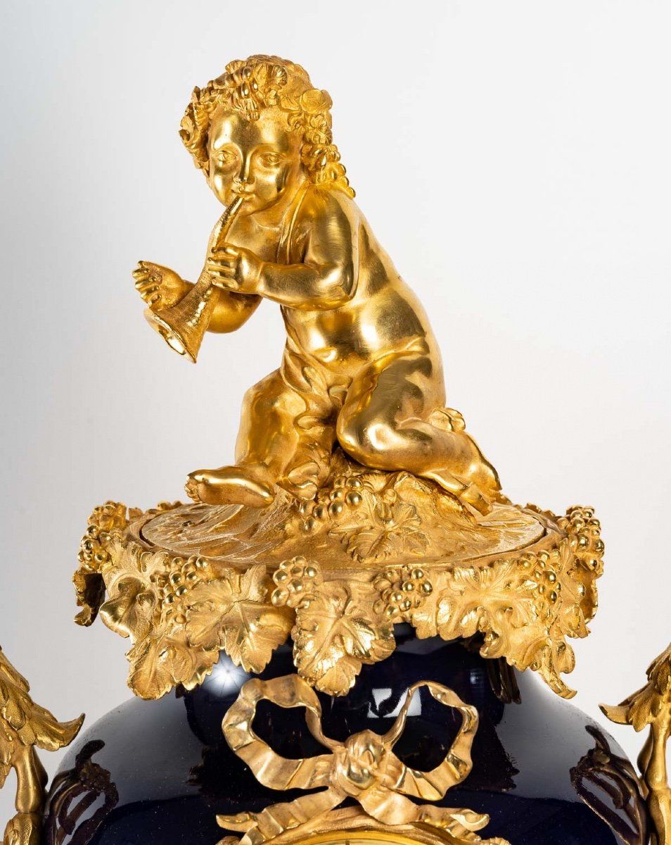 Une pendule en porcelaine et bronze doré fin du XIXe siècle — 6