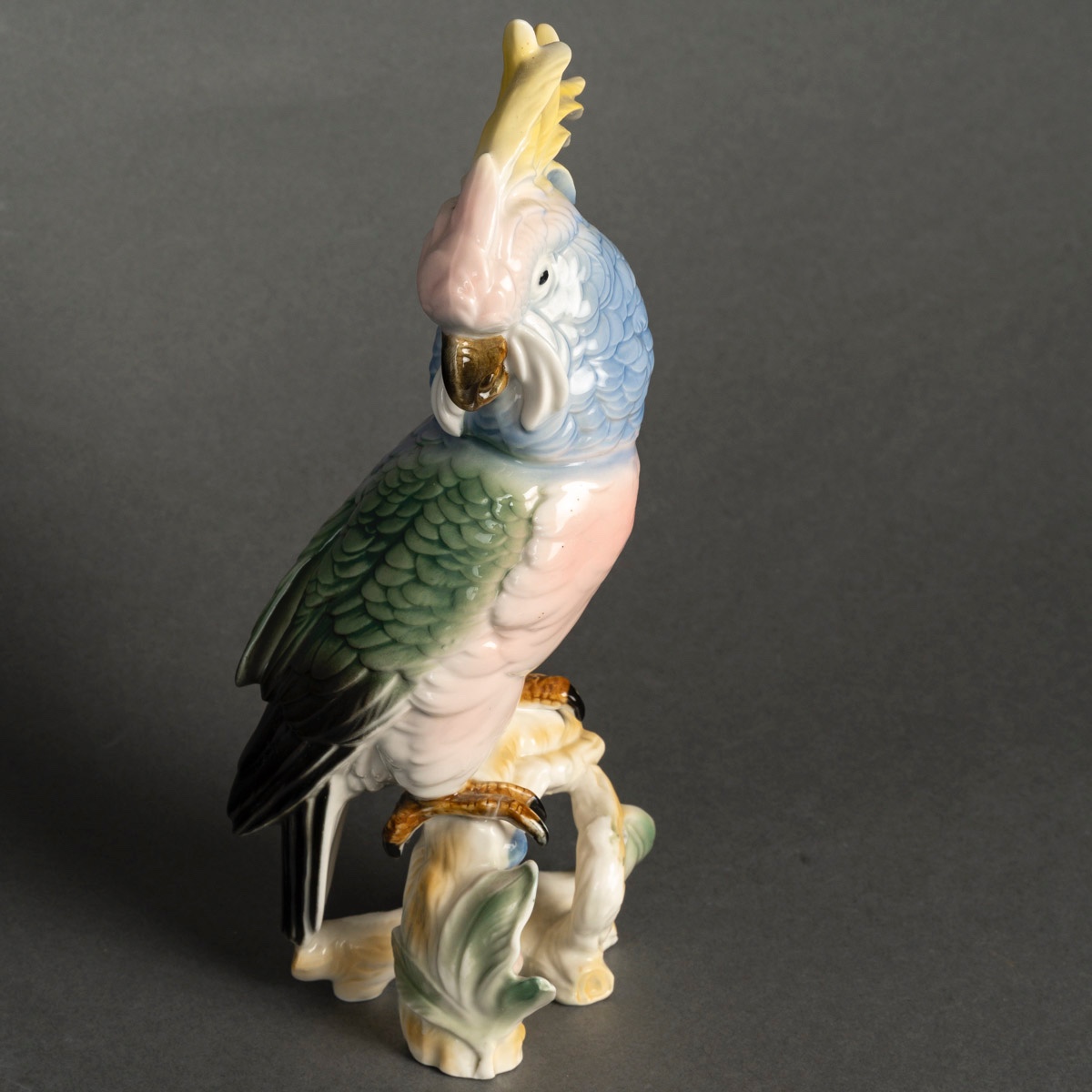 Une sculpture de perroquet en porcelaine, début du XXe siècle — 2