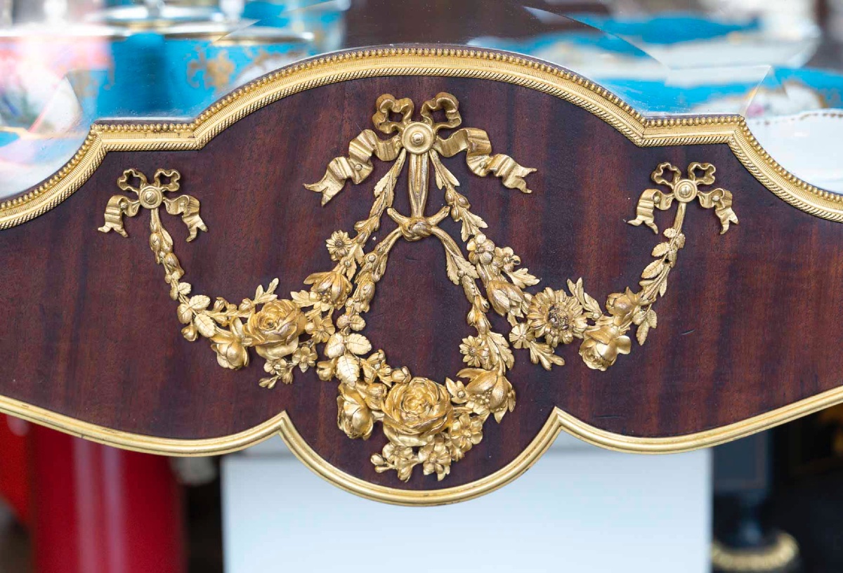 Une vitrine en acajou de style Louis XVI, fin du XIXe siècle — 7