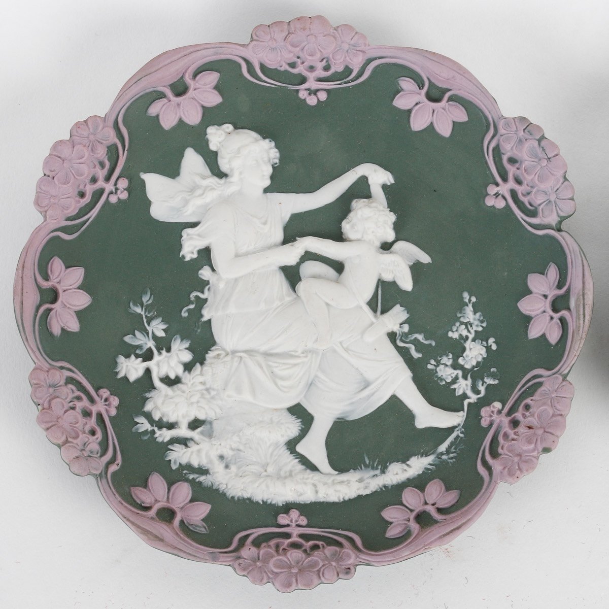Une paire de plaques en porcelaine de style Wedgwood fin du XIXe siècle — 4