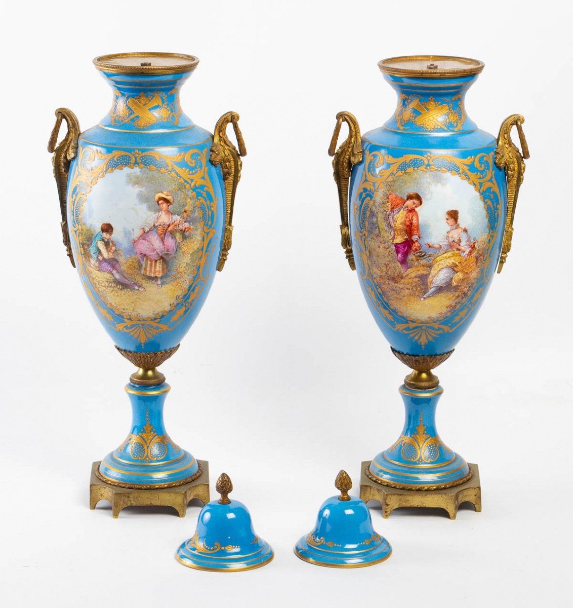 Une paire de vases en porcelaine de style Sèvres fin du XIXe siècle — 4