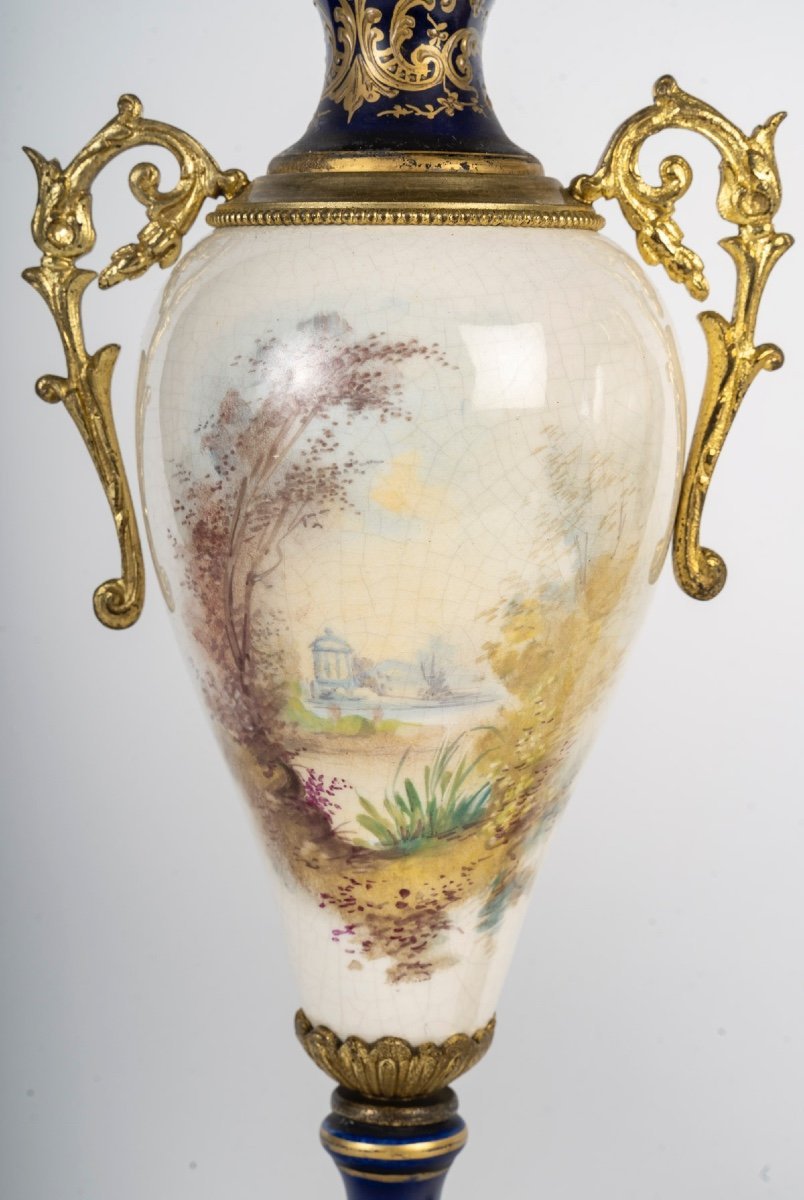 Une paire de vases en porcelaine et Faïence, Sèvres fin du XIXe siècle — 9