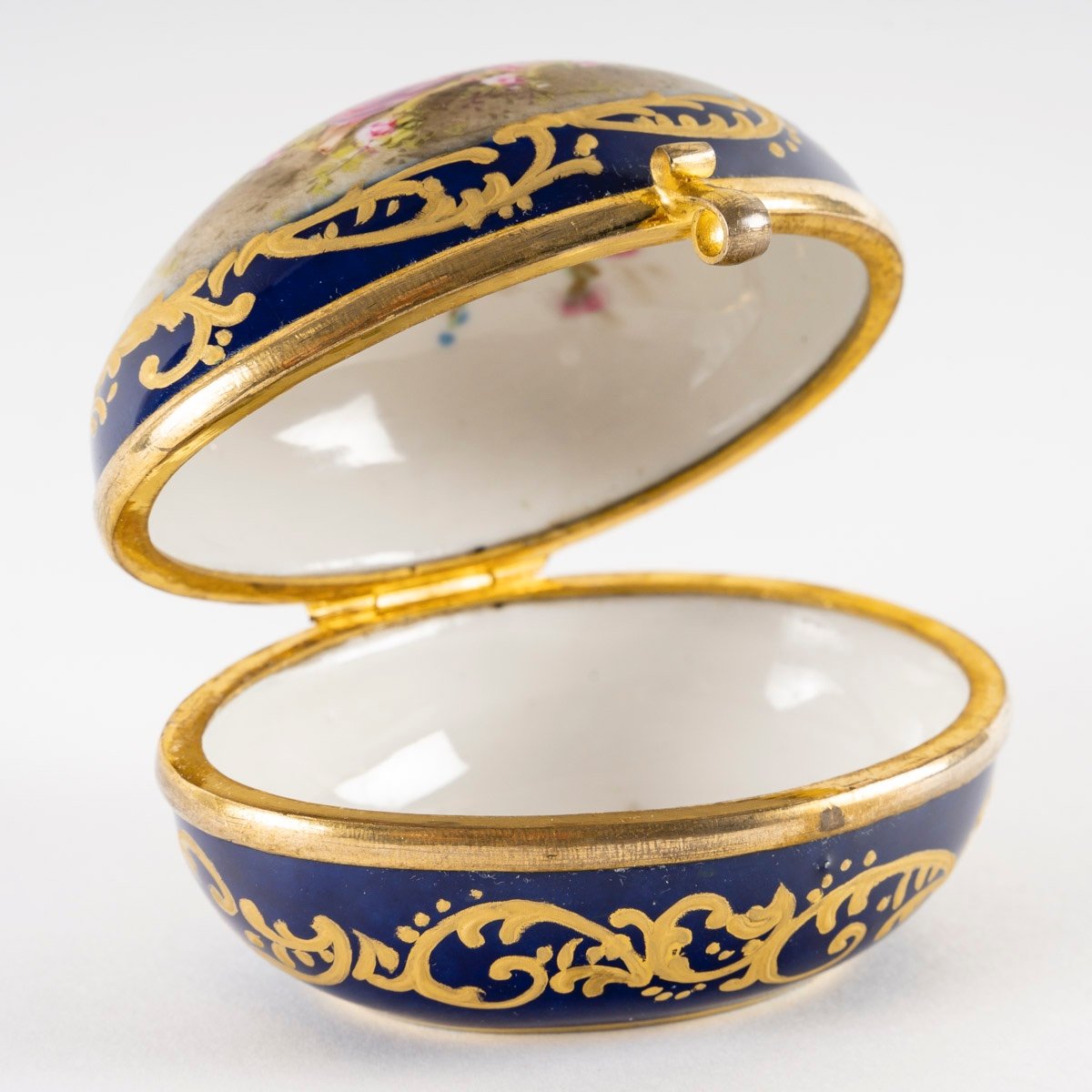 Un petit coffret à bijoux l'Oeuf en porcelaine, fin du XIXe siècle — 3