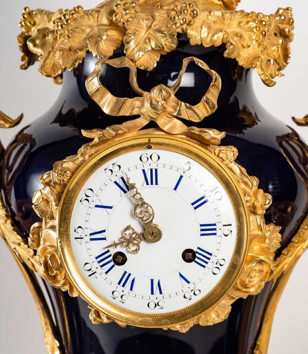 Une pendule en porcelaine et bronze doré fin du XIXe siècle — 5