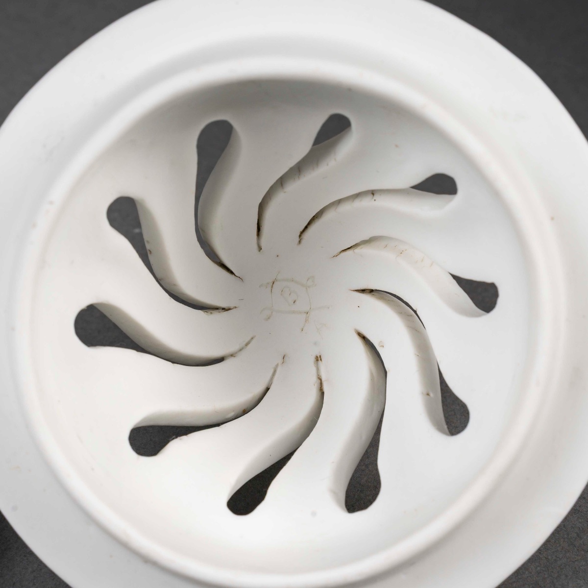Une paire de vases en biscuit de Sèvres, fin du XIXe siècle — 13