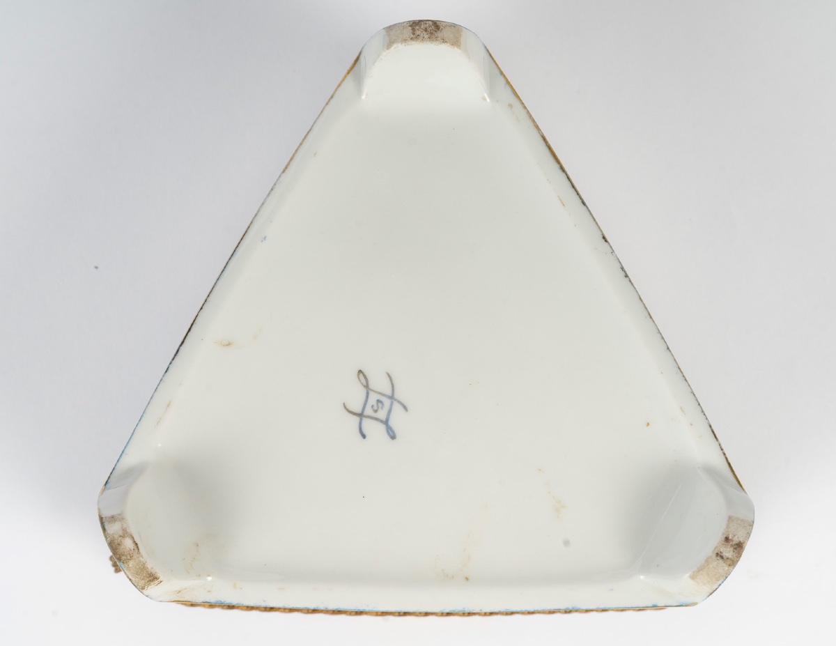 Un coffret à bijoux en porcelaine de Sèvres, fin du XIXe siècle — 11