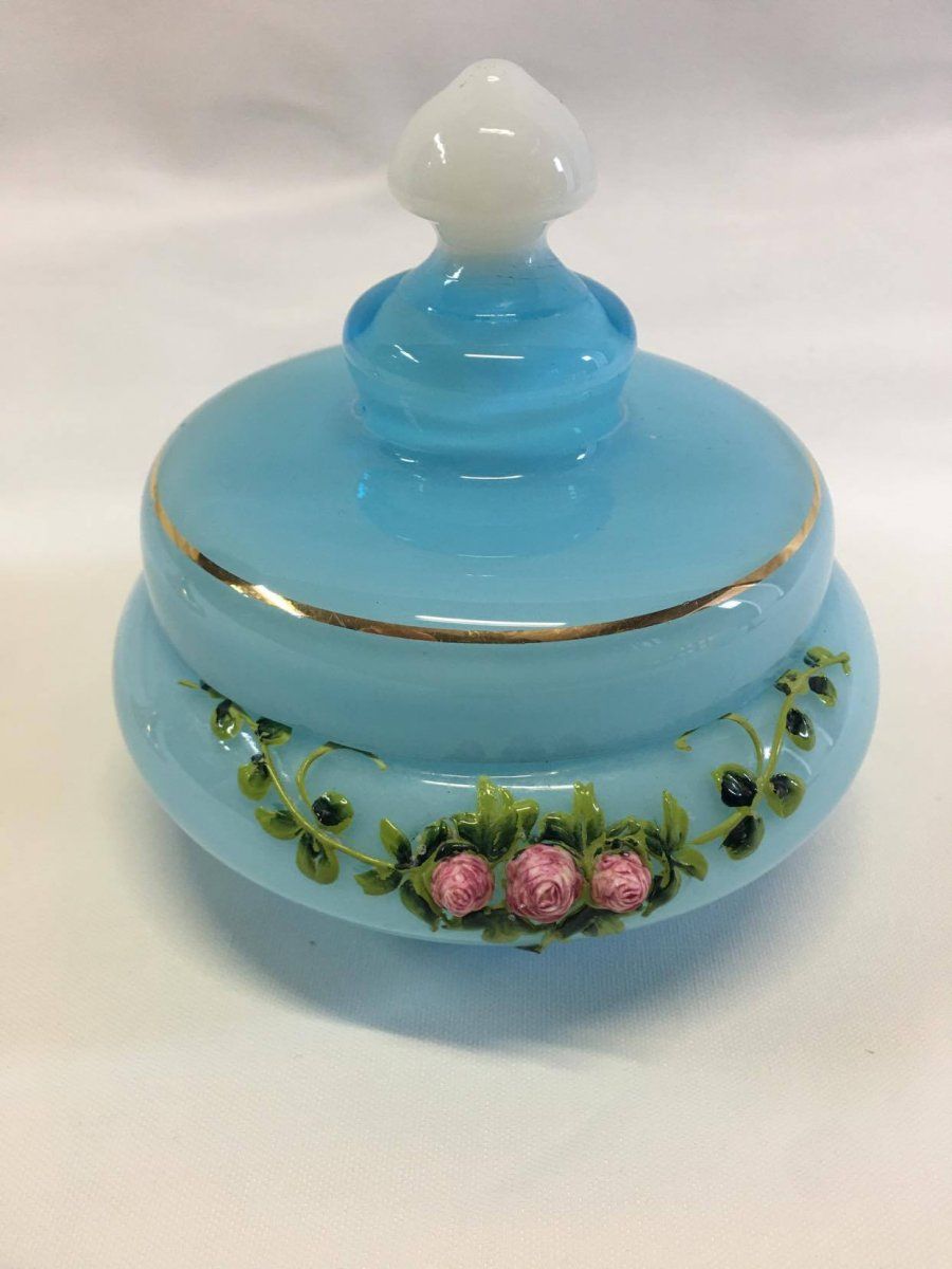 Ensemble de Toilette Trois Pièces en opaline laiteuse de couleur bleu Ciel Peint à la Main — 4