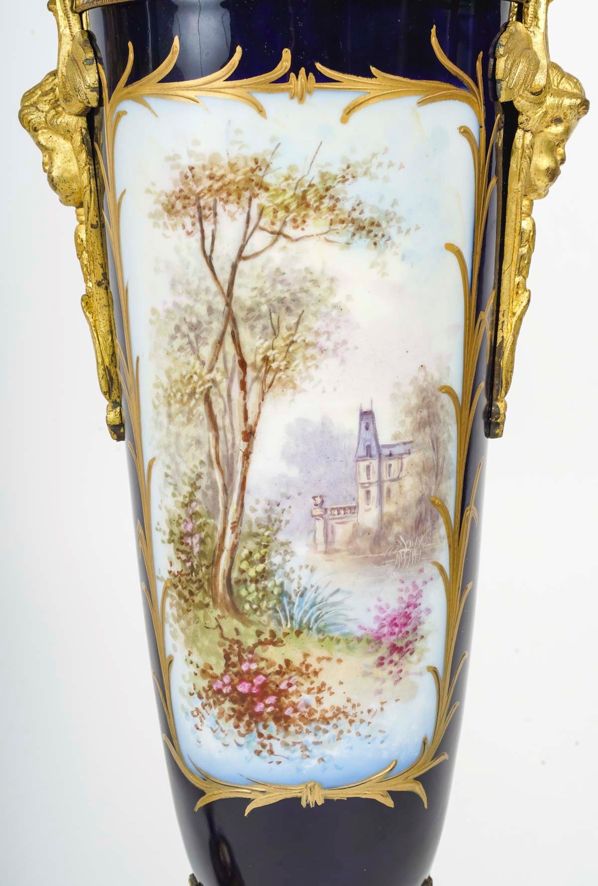 Une paire de vases en porcelaine bleue de Sèvres fin du XIXe siècle — 9