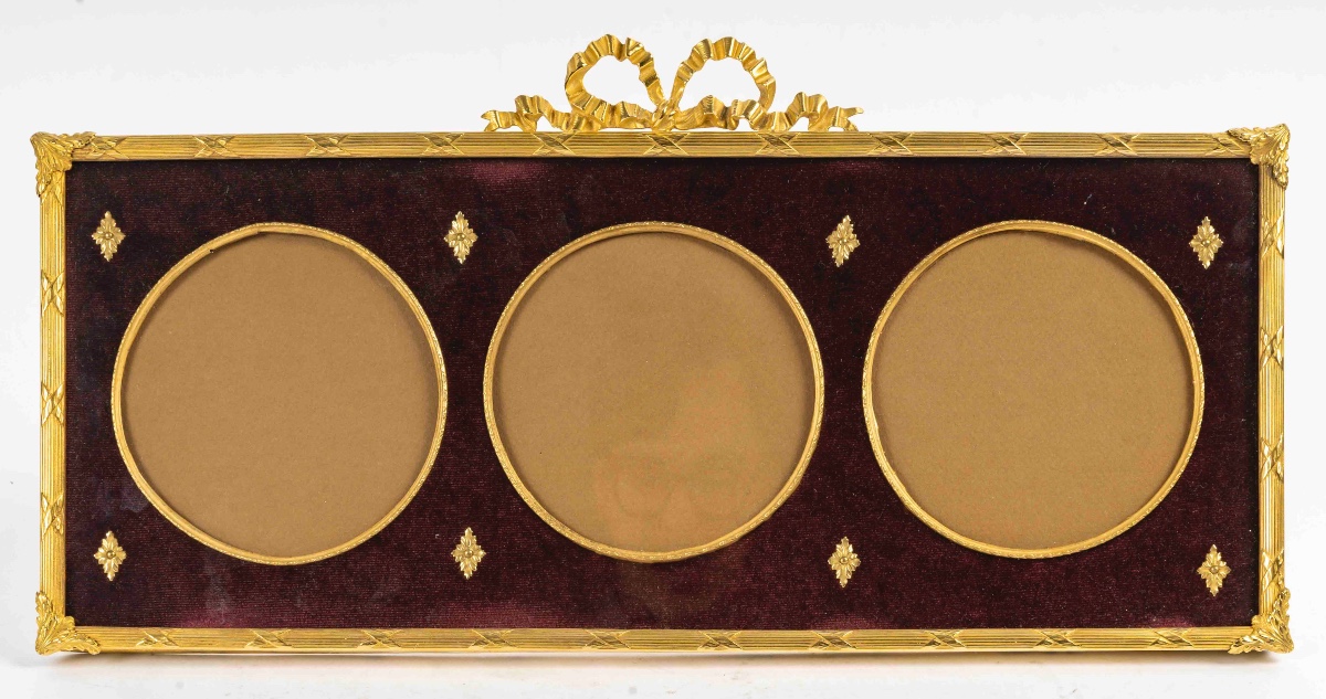 Un cadre photo en bronze doré de style Louis XVI, fin du XIXe siècle — 2