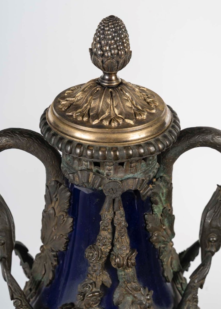 Une paire de vases en porcelaine bleue et bronze doré, époque XIXe siècle — 11