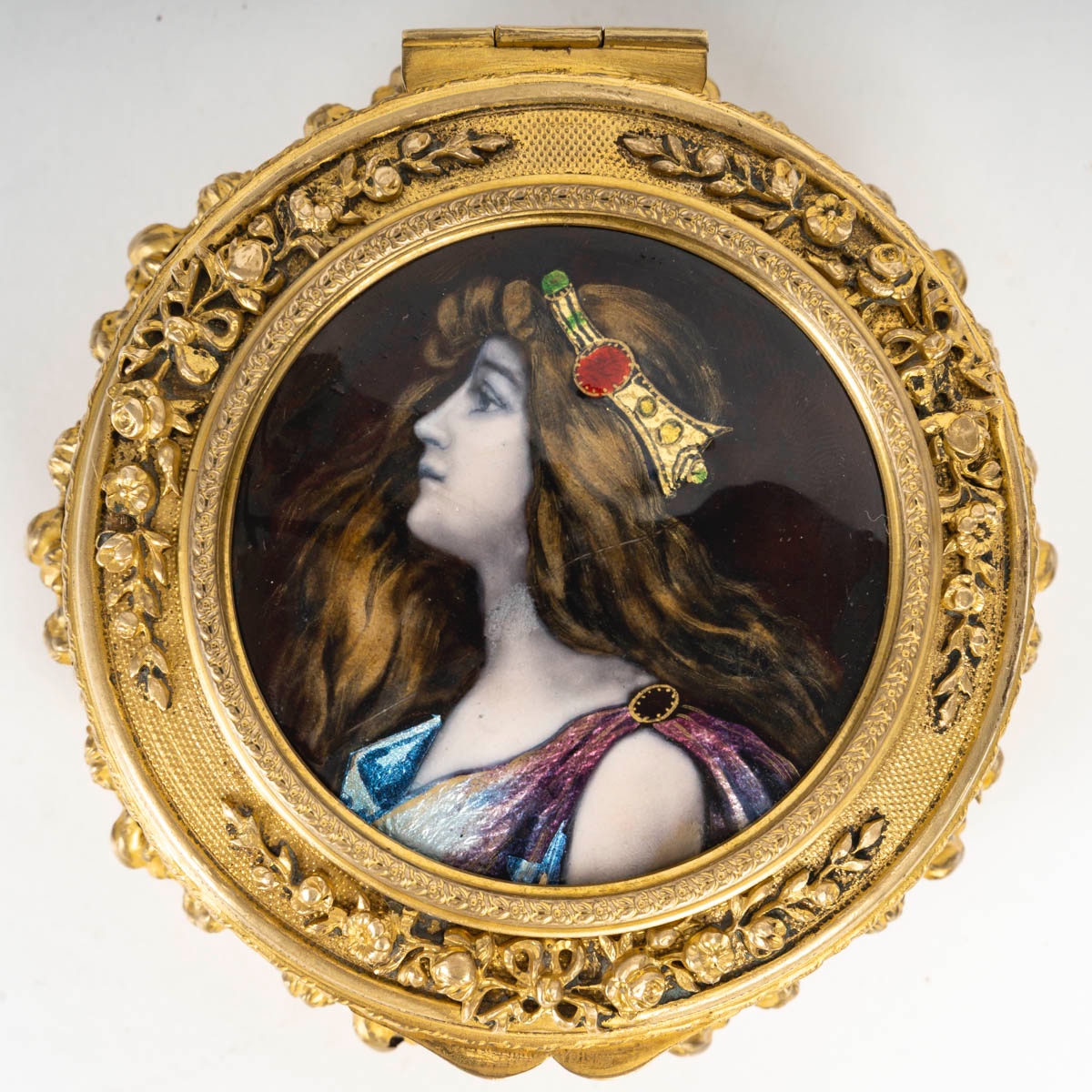Un coffret à bijoux - poudrier en bronze et plaque en émail de Limoges, début du XXe siècle