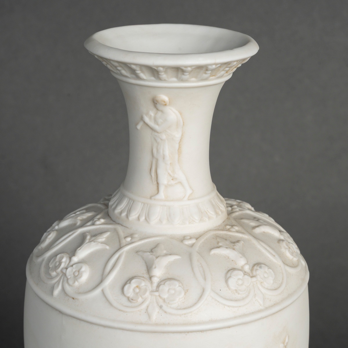 Une paire de vases en porcelaine de biscuit, fin du XIXe siècle — 11