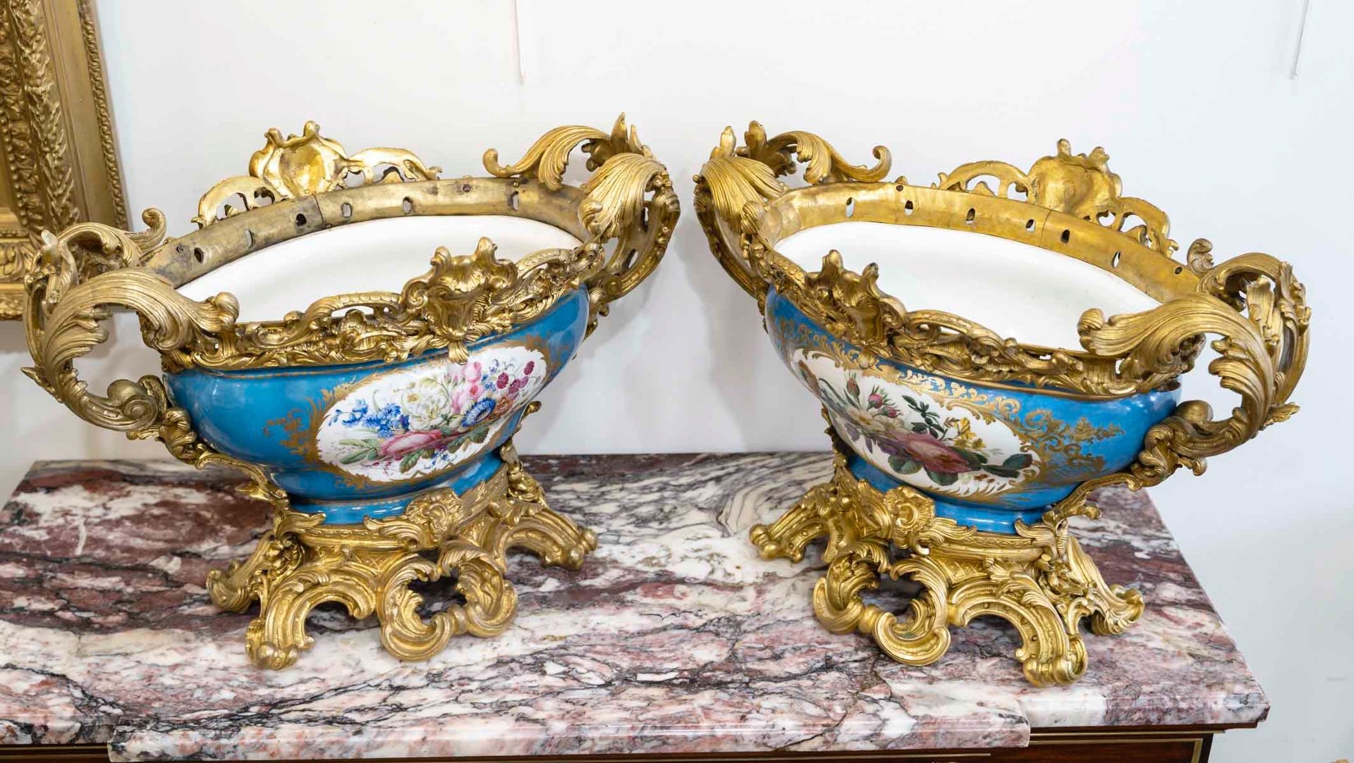 Paire de grandes coupes en porcelaine bleu céleste et bronze doré par H. Picard, XIXe siècle — 23