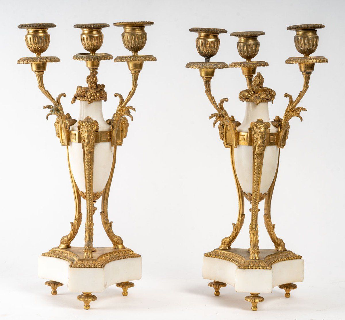 Paire de candélabres en bronze doré et marbre blanc XIXe siècle — 11