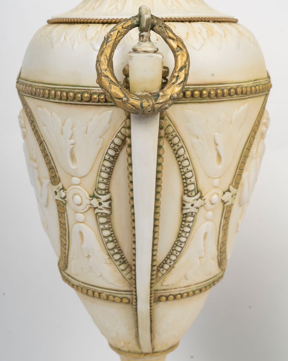 Paire de vases en porcelaine biscuit – Manufacture Müller – style Louis XVI, fin du XIXe siècle — 3
