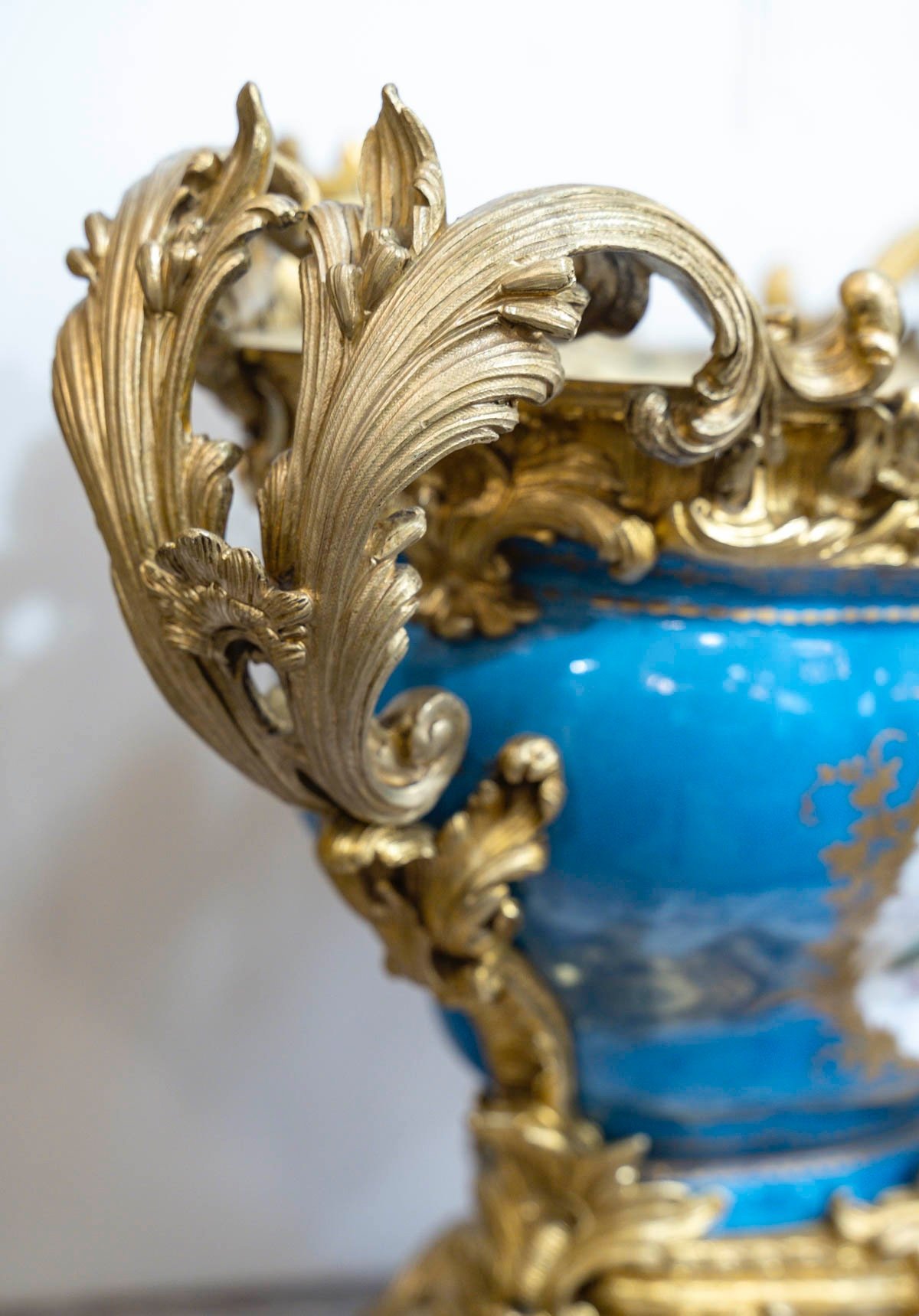 Paire de grandes coupes en porcelaine bleu céleste et bronze doré par H. Picard, XIXe siècle — 24