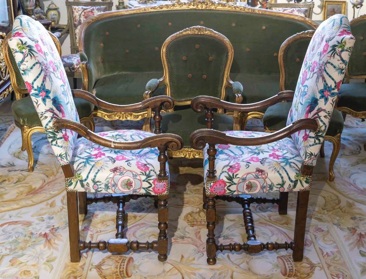 Une paire de Fauteuils de style Louis XIII, époque 18e siècle — 10