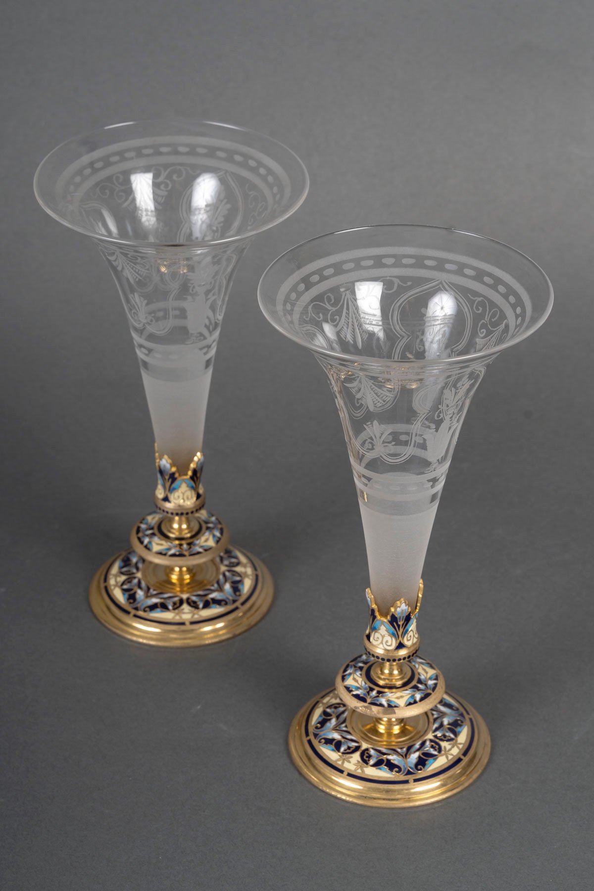 Une paire de flûtes en cristal et base en bronze cloisonné, fin du XIXe siècle — 16
