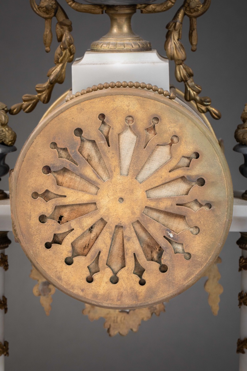 Une garniture de cheminée en marbre blanc et bleu turquin, fin du XIXe siècle — 4