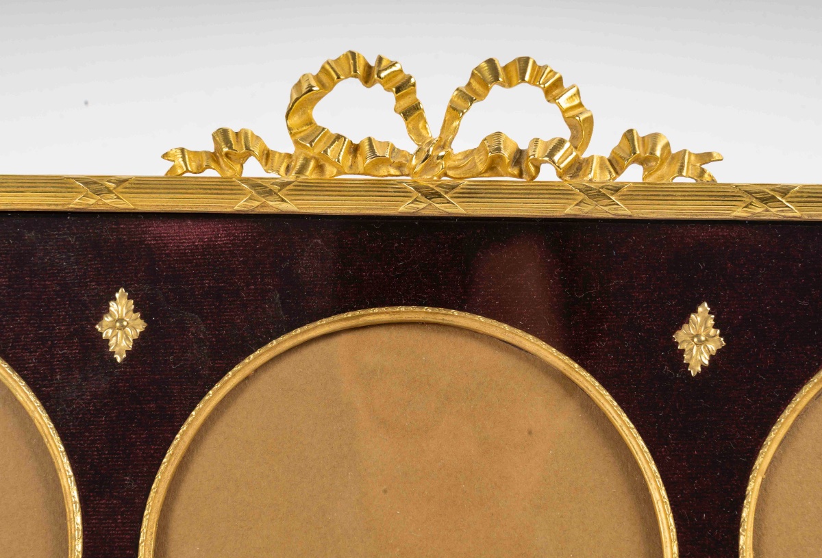Un cadre photo en bronze doré de style Louis XVI, fin du XIXe siècle — 4