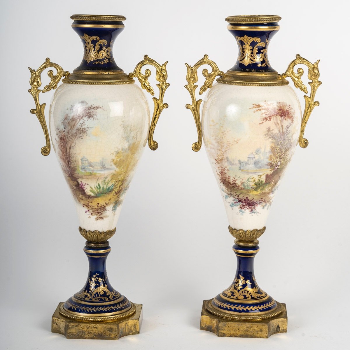 Une paire de vases en porcelaine et Faïence, Sèvres fin du XIXe siècle — 5