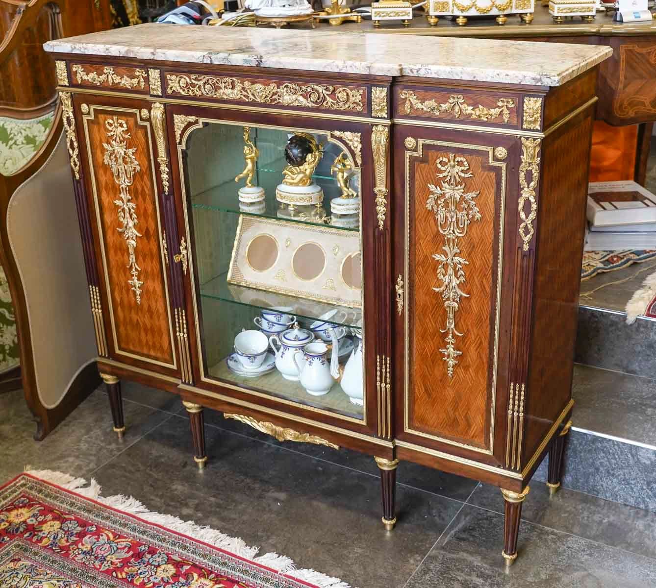 Meuble vitrine à hauteur d'appui de style Louis XVI dans le goût de F.Linke — 4