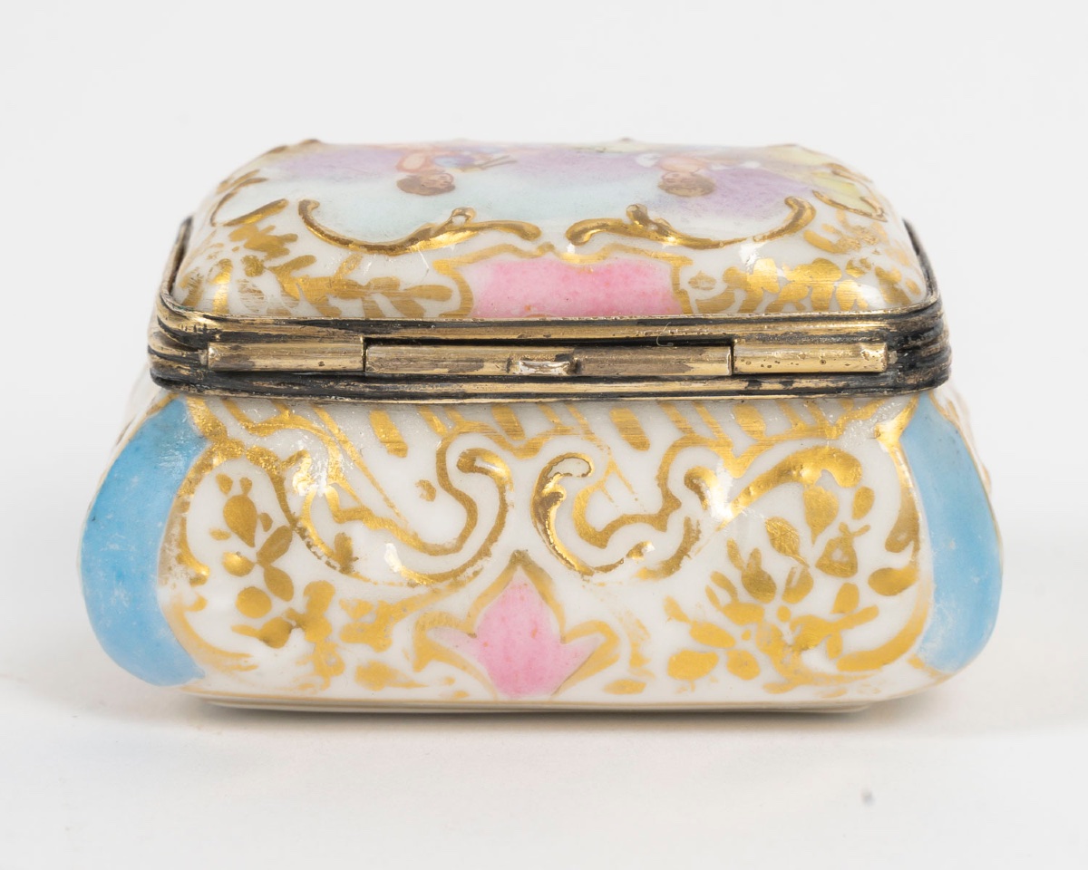 Miniature petit coffret en porcelaine, fin du XIXe siècle — 8