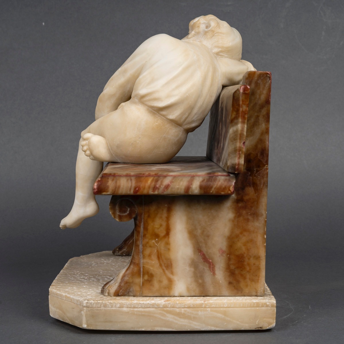 Une sculpture d'un enfant en albâtre, début du XXe siècle — 8