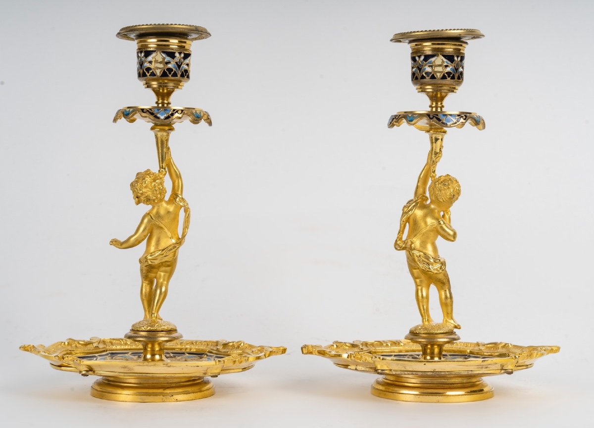 Une paire de bougeoirs en bronze doré et émail cloisonné, fin du XIXe siècle — 4