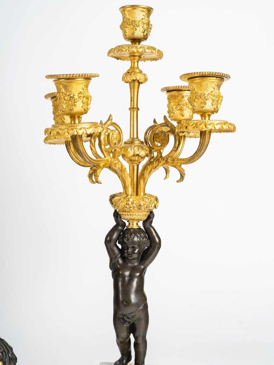 Une Garniture en bronze doré et marbre blanc, XIXe siècle — 7