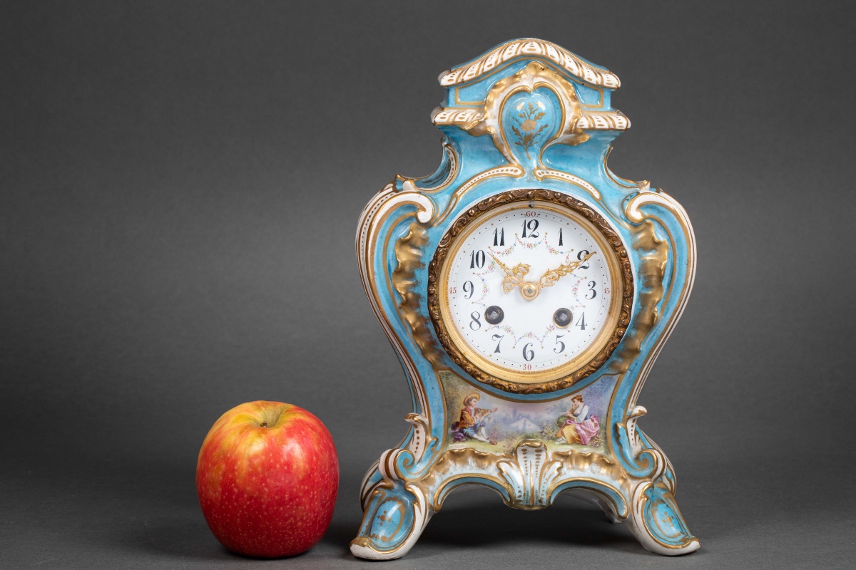 Une pendule en porcelaine de style Louis XV, fin du XIXe siècle — 3