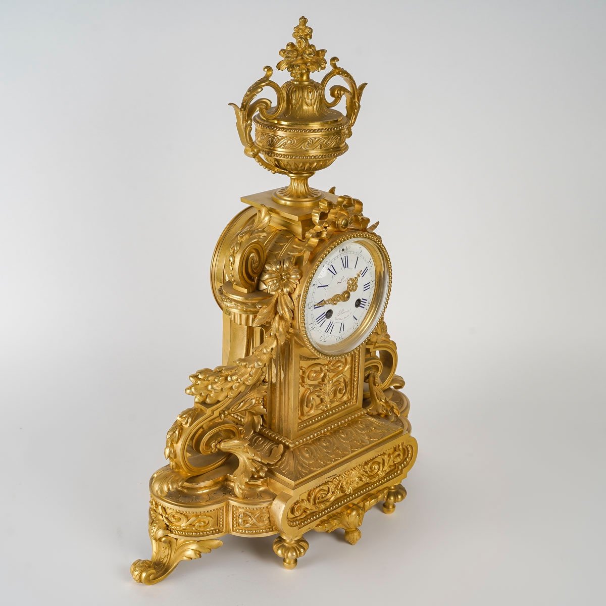 Une pendule en bronze doré de style Louis XVI, XIXè siècle — 3