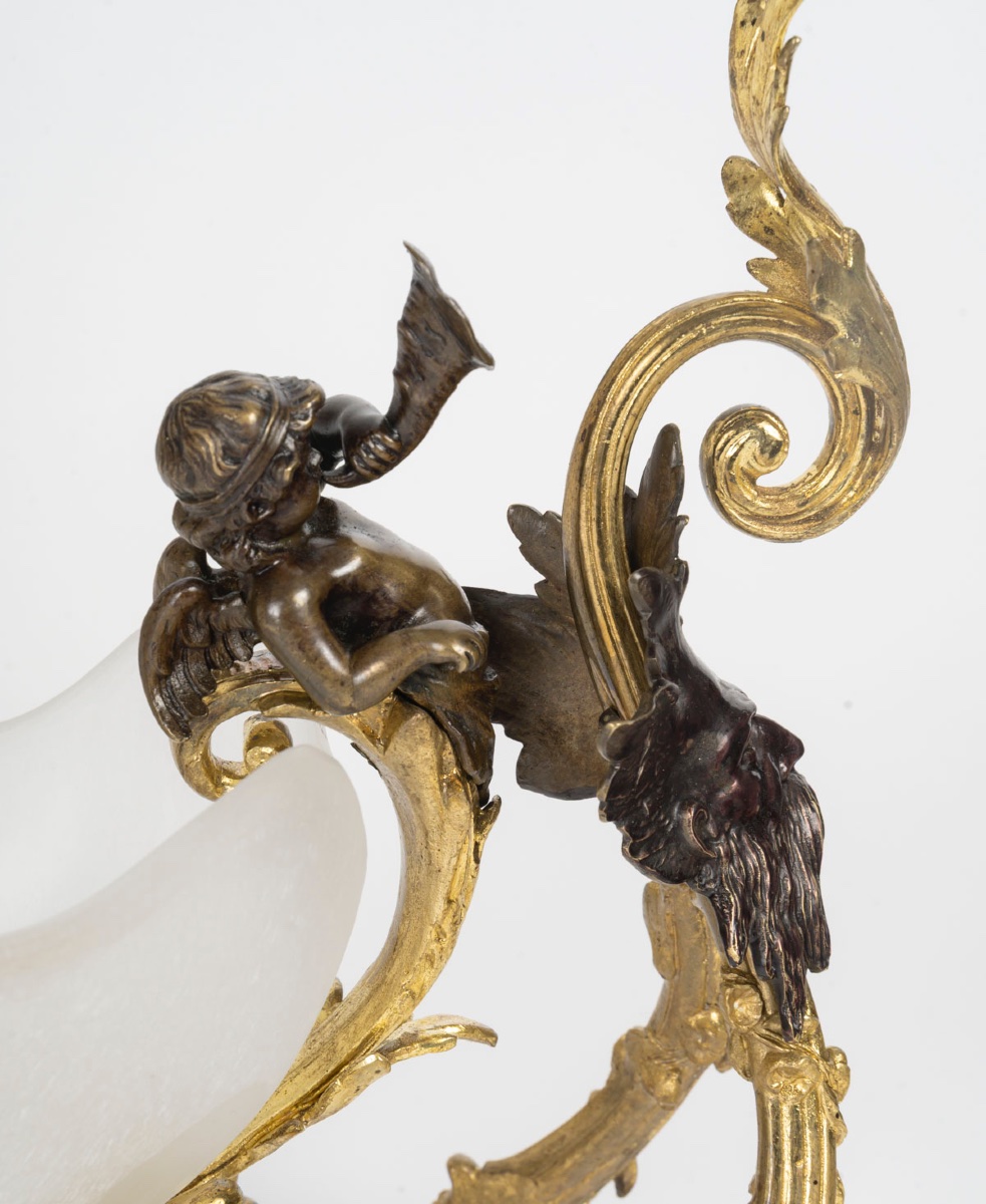 Une caleche en bronze et verre opalescent, fin du XIXe siècle — 10