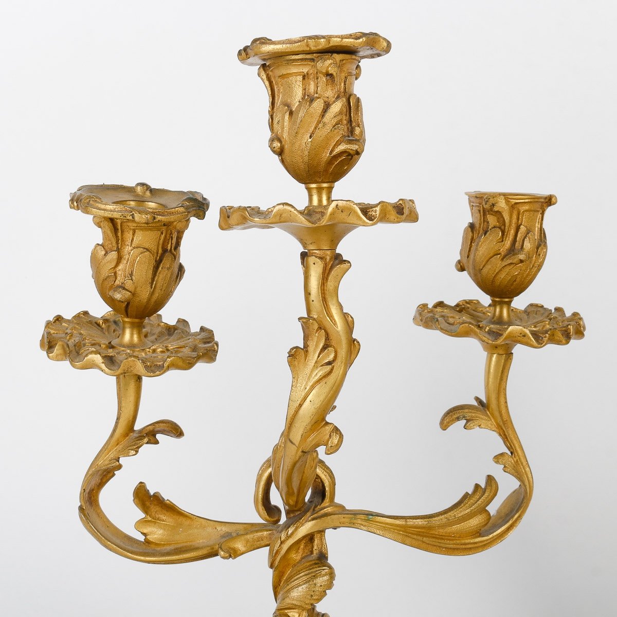 Une garniture de cheminée en bronze doré fin du XIXe siècle — 9