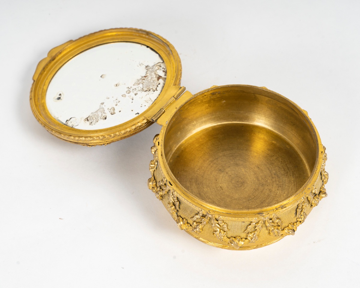 Un coffret à bijoux - poudrier en bronze et plaque en émail de Limoges, début du XXe siècle — 7
