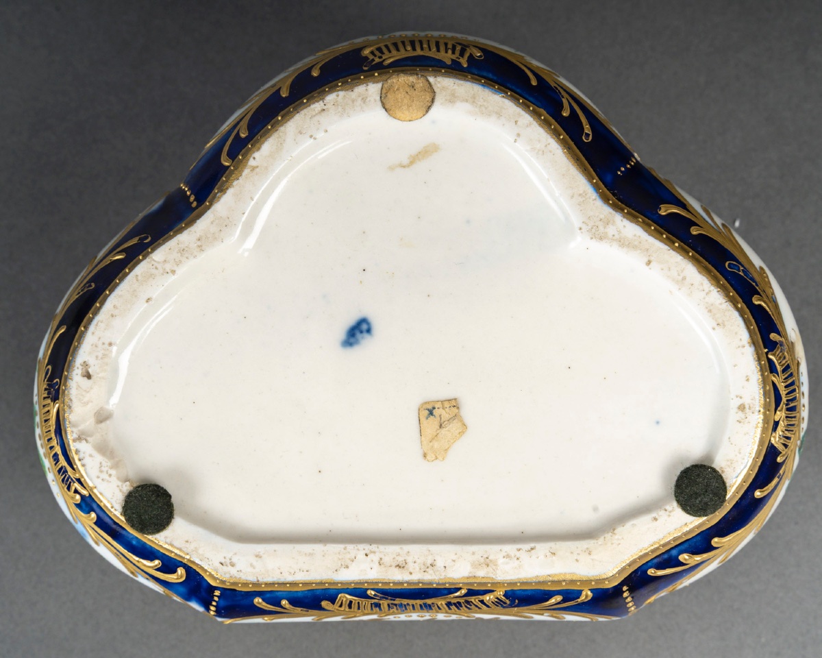 Un petit coffret à bijoux en porcelaine et bronze doré, fin du XIXe siècle — 8