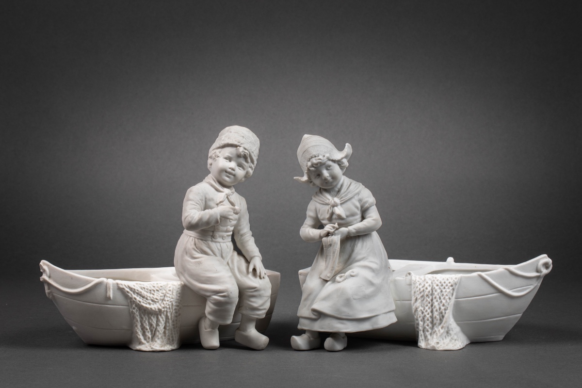 Une paire de coupes en biscuit, Circa 1900 — 2