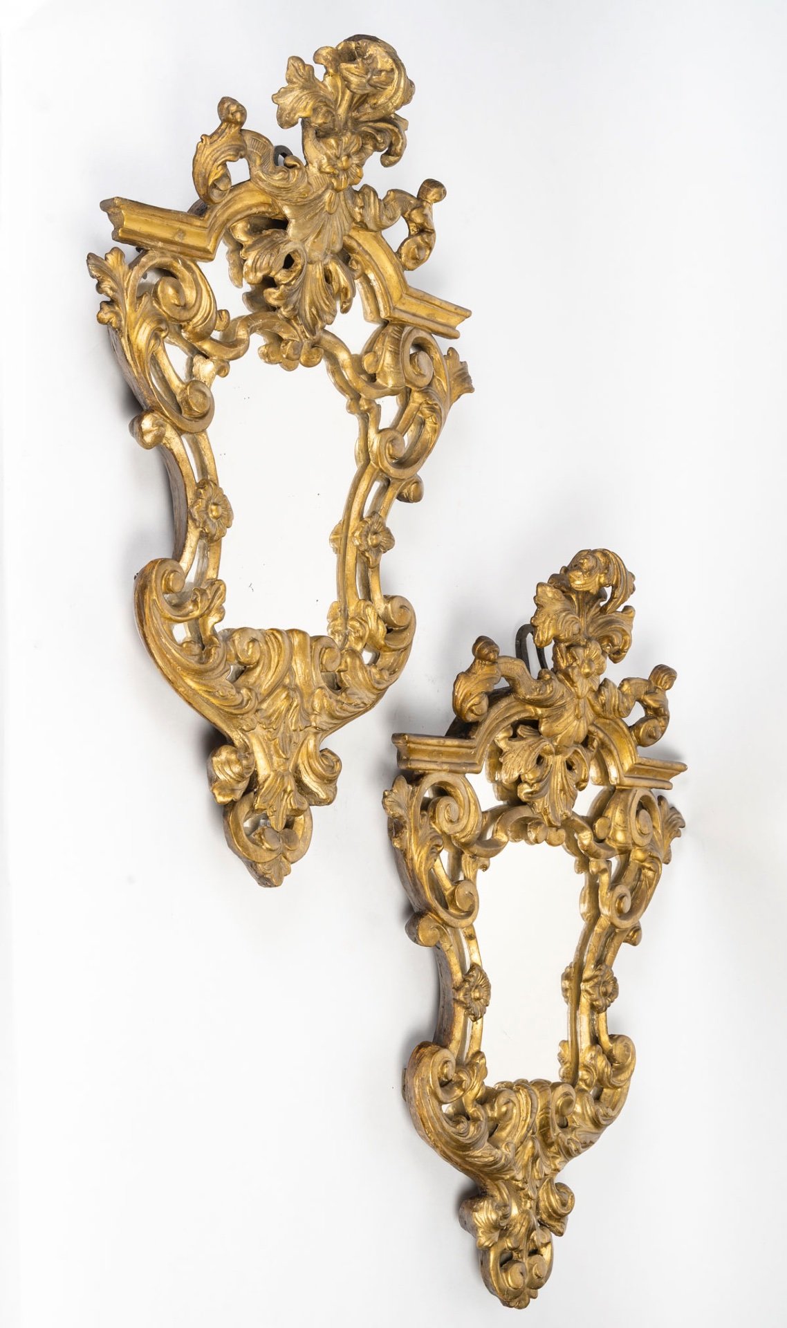 Une paire de miroirs en bois doré, XVIIIé siècle — 14