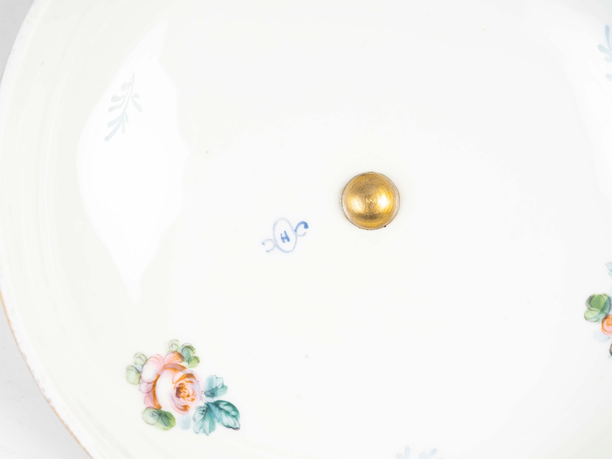Une bonbonnière en porcelaine de style Sèvres, début du XIXe siècle — 8