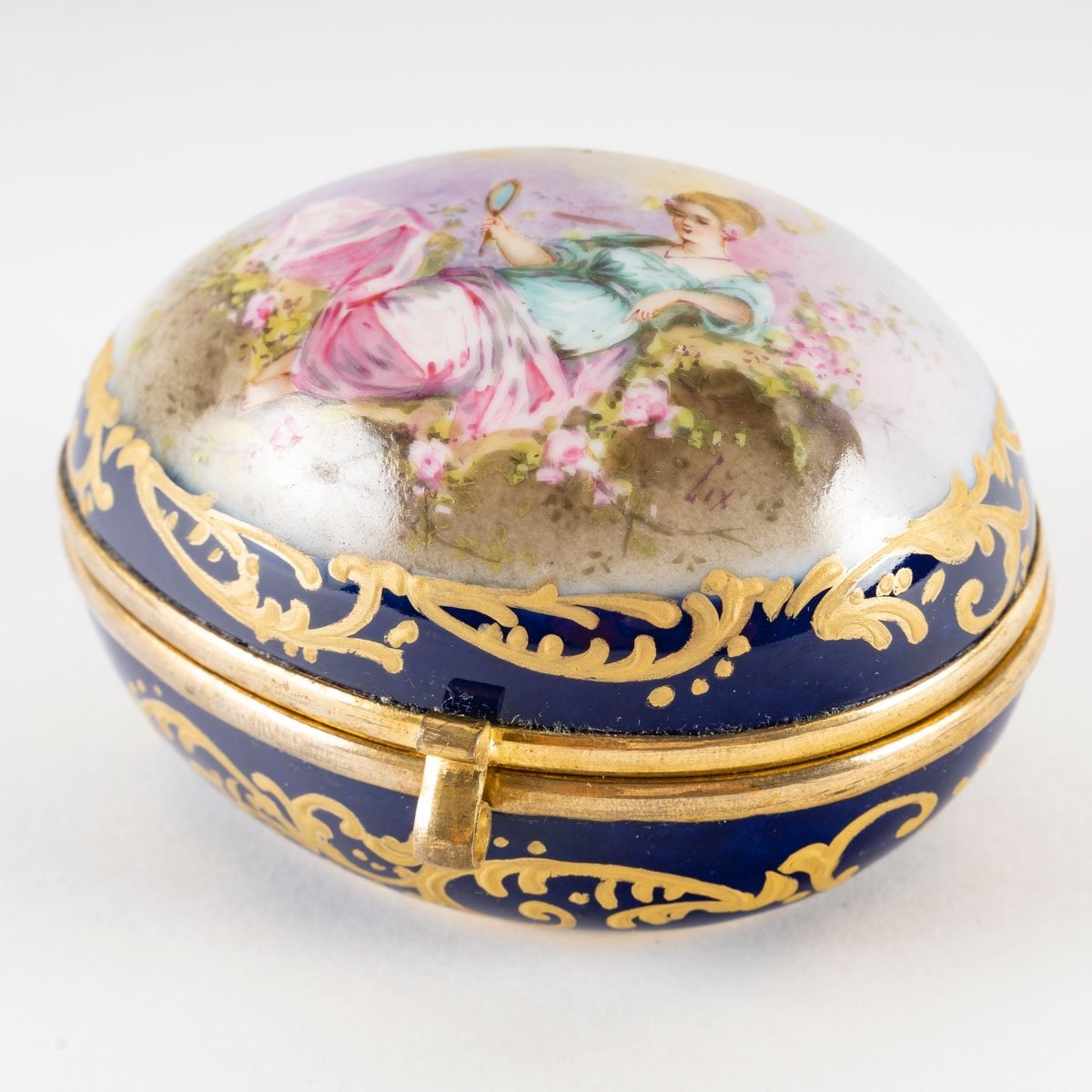 Un petit coffret à bijoux l'Oeuf en porcelaine, fin du XIXe siècle — 11