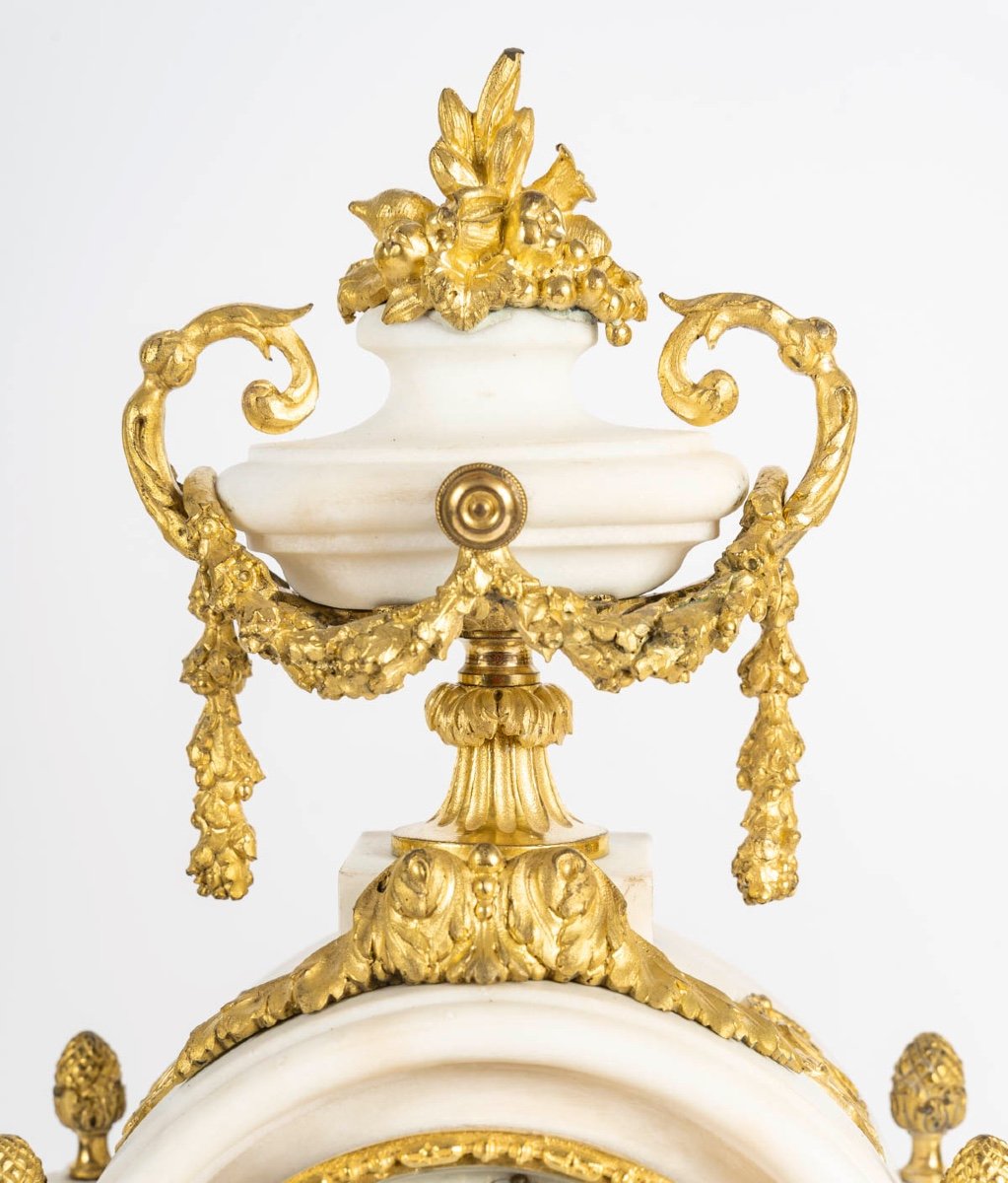 Une Garniture en bronze doré et marbre blanc, XIXe siècle — 12