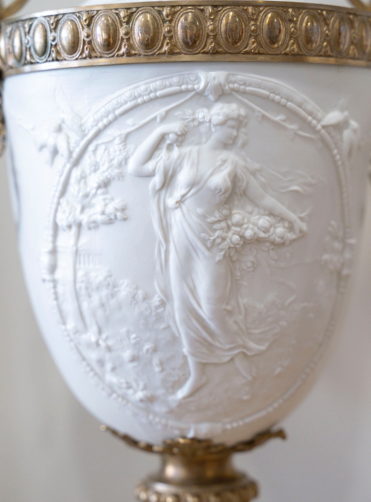 Un ensemble de deux vases et une coupe en biscuit et bronze doré, XIXe siècle — 16