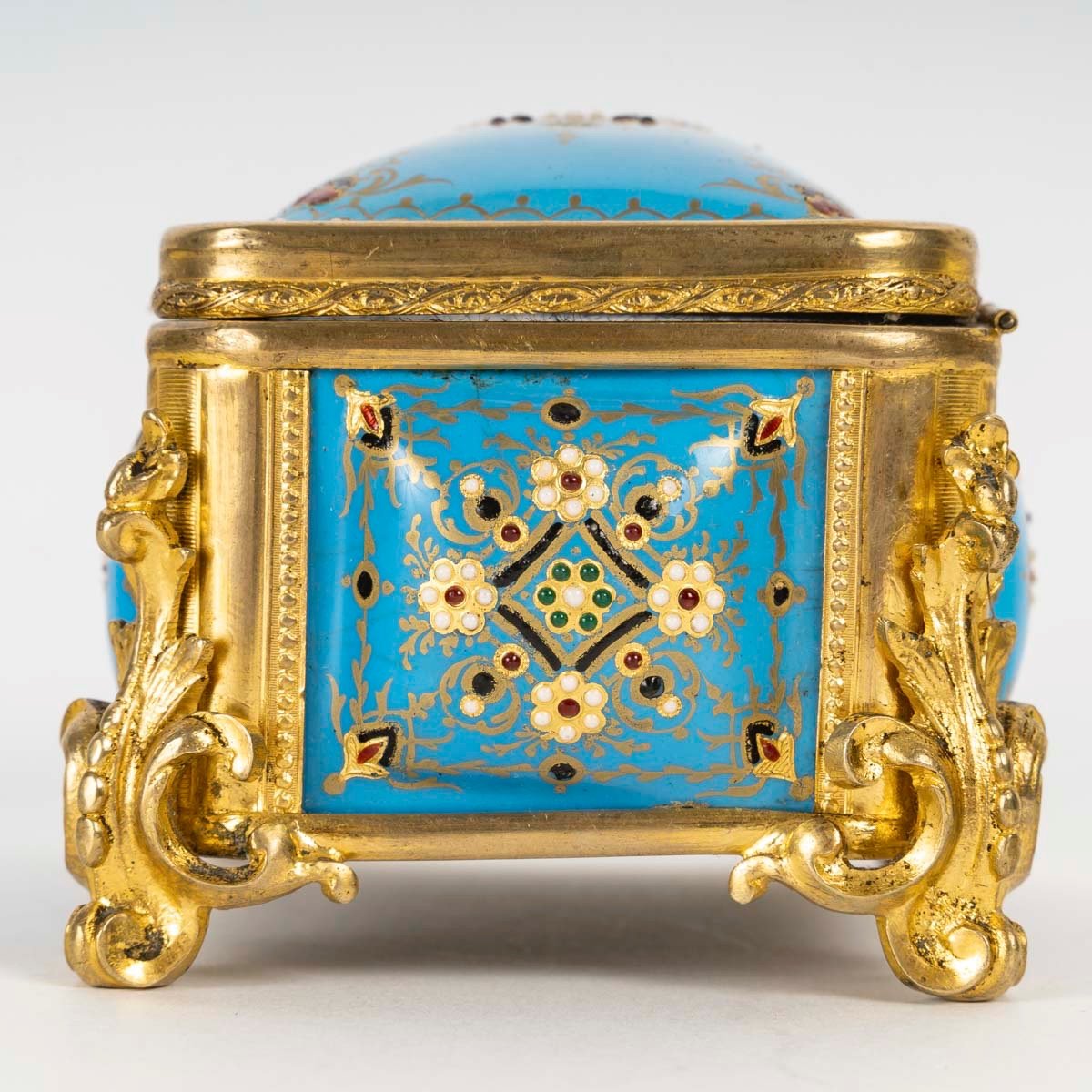 Un coffret à bijoux en bronze doré et émail, fin du XIXe siècle — 6