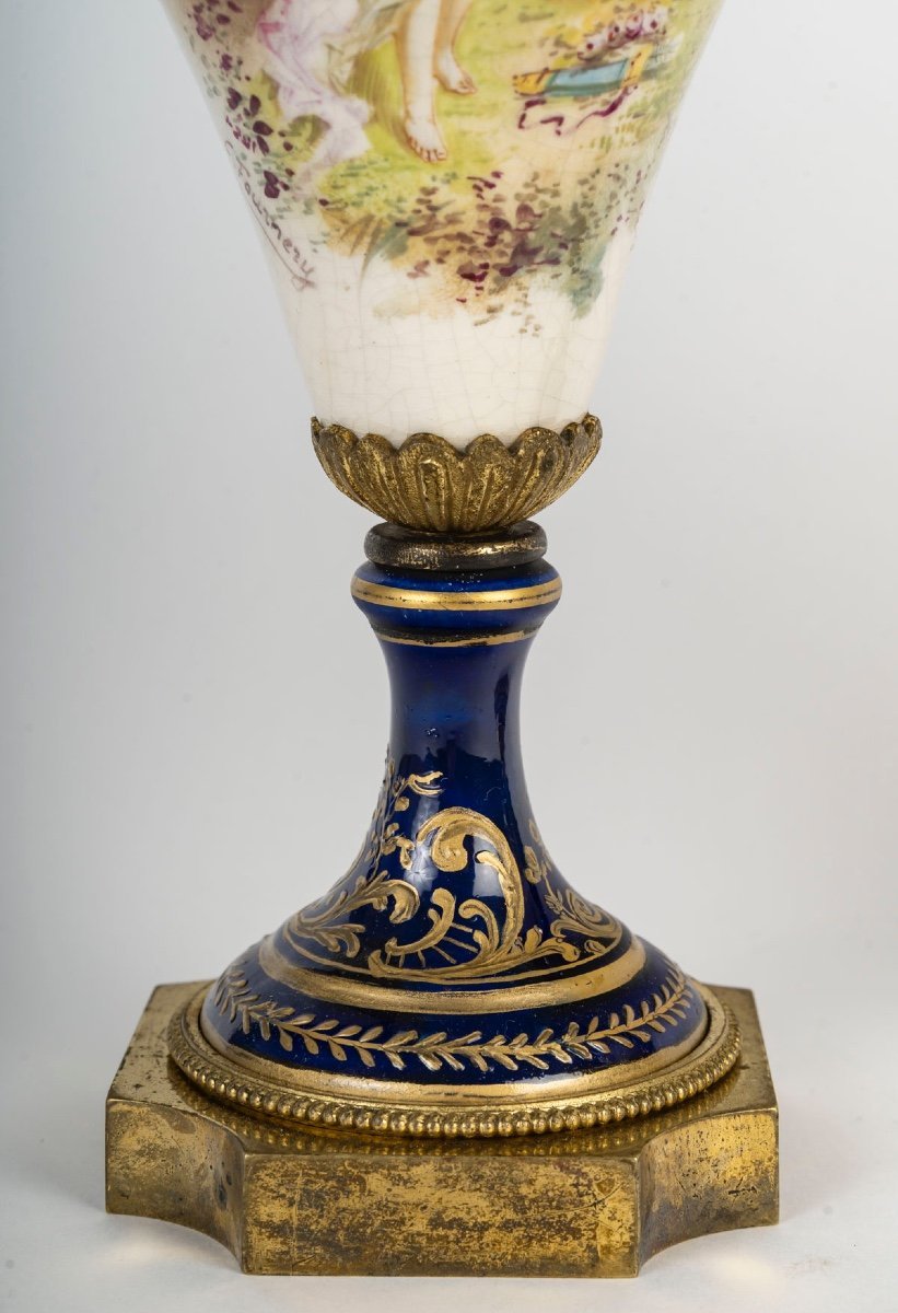 Une paire de vases en porcelaine et Faïence, Sèvres fin du XIXe siècle — 11